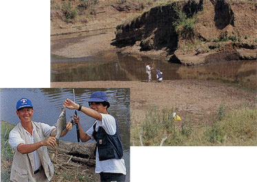 カバとワニの襲撃を恐れながらマラ川で決死の魚釣り