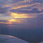 上空での雷鳴と稲妻は、地上とは一味違う物凄い迫力