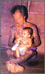 カイアン族の男性。見事な刺青だ。