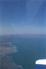 眼下に“翡翠の海”と呼ばれるトゥルカナ湖が広がる