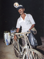 アロワナ採集の漁師スタイル。自転車がすごい
