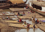 イラワジ川中流のマンダレーの漁村での水上生活のひとこま