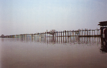 200年も前から使われているウー・ペインの丸木橋。マンダレー、タマン湖